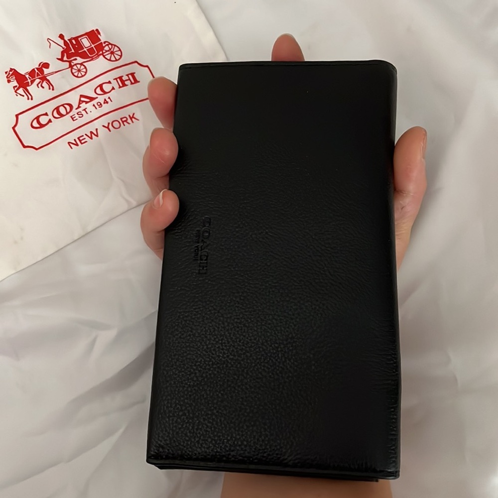 New ♥️ Coach bifold phone pouch holds 8 cards & iPhone